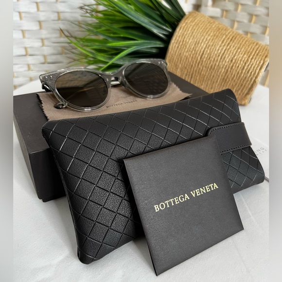 **NWOT** Excellent Bottega Veneta Round Frame, Gunmetal Sunglasses- No Scratches - Picture 4 of 12
